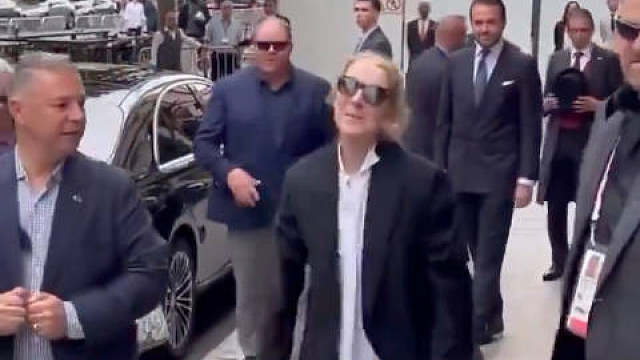 Celine Dion / 席琳迪翁已抵达巴黎，看起来状态大好，她将在「巴黎奥运会」开幕式带来表演。