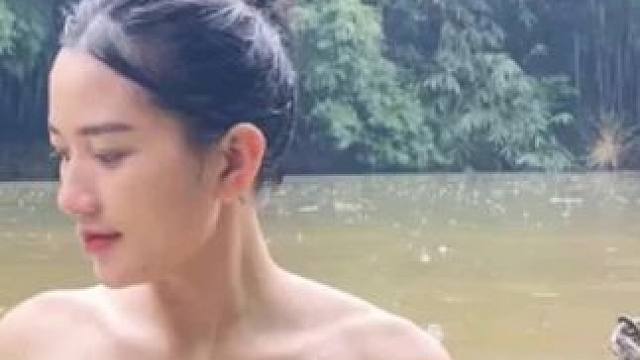 #上热门 #户外泳装美女倾情自拍 #荒野求生 #野外生存 #野外建造