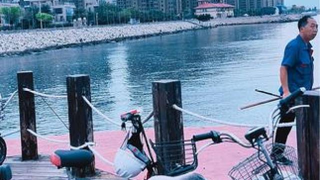 夏日傍晚的龙口西海岸，悠闲惬意，人们下班来这里钓鱼，赶海，洗海澡～小县城的慢节奏～#前奏一响拾起多少