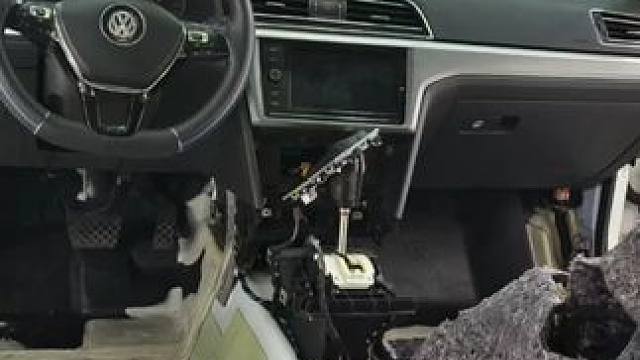 都说日系车内饰用料差，德系车大众的用料怎么样？拆开让你看明白 #汽车隔音 #汽车知识