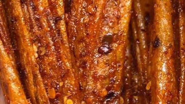 不得不说，这个湖南的爆辣豆卷是真的辣，也是真的好吃，能吃辣的宝子赶紧冲#辣条 #好吃到停不下来 #追
