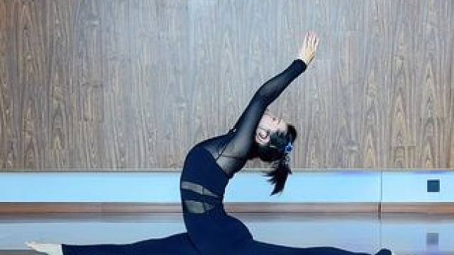 如果你也想把瑜伽练好，我的课程可以从0到1教你：里面不但有各种体式的练习方法，还有各种主题的跟练课程