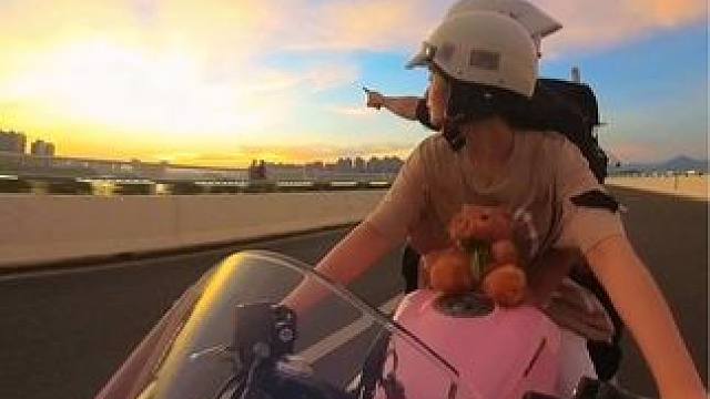 夏天太美好了 我想骑着机车带你看日落 带你吹晚风，我们再一起回家 我的意思是只和你#机车 #情侣 #