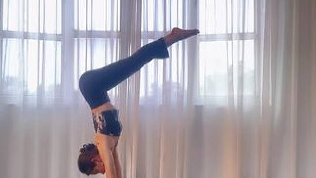 手倒立串联 #我的瑜伽生活 #瑜伽 #手倒立练习 #瑜伽体式分享 专注的练习更让人稳定和平静。