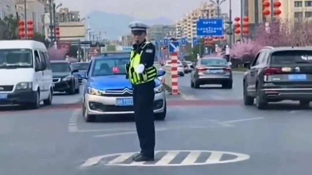 开车上路一定要会看交警叔叔的指挥手势，否则就等着吃罚单吧#汽车知识 #每天一个用车知识 #交警指挥手