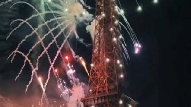 审美在线，巴黎不愧是时尚之都，的烟花秀，拼出各种运动形象，不得不说确实会玩浪漫