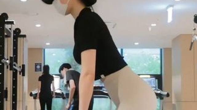 今天的穿搭我超爱，你觉得呢？ #瑜伽 #瑜伽裤 #身材 #健身美女