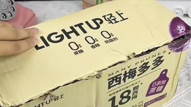 #dou上热门轻上又出一款新品啦还是还是西梅多多酸奶，口感顺滑很难不爱呀，一杯西梅酸奶的膳食纤维相当