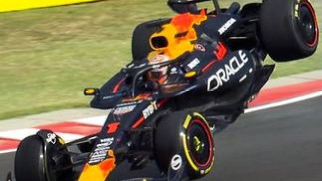 F1《名画》之轮胎弹弹弹 #阿隆索 #汉密尔顿 #维斯塔潘 #轮对轮名场面 #F1 
F1赛车在场上