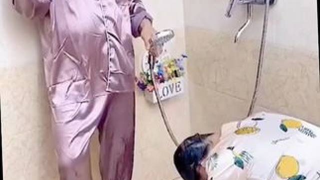 有了这款免打孔#花洒支架  想贴哪就贴哪，一家人用着也太方便了 #免打孔花洒支架  #自用好物分享 