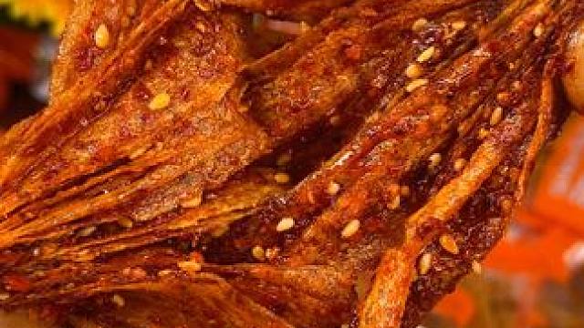 咸香脆辣，撕着吃真的很好吃，越吃越辣#好吃到停不下来 #辣条 #无辣不欢