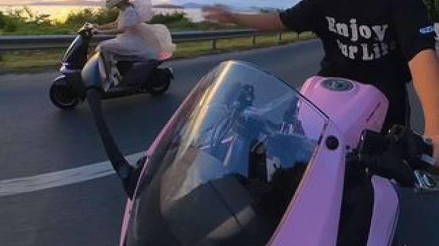 和爱的人一起骑车一起耍帅一起记录 我已经替你们感受到有多幸福了#机车 #情侣 #赛250 #迈星特头