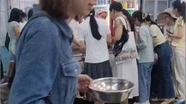 放假的学校食堂比百货商场的人还多#人气爆棚 #大学食堂 #暑假 #现场实拍 #校园生活