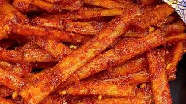 这个是我们童年的辣白菜辣条，一口下去有麻有辣有甜有咸，真的太好吃了！#好吃到停不下来 #童年记忆小零