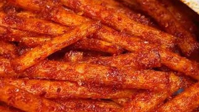 辣白菜味的辣条，又辣又麻真的过瘾，一包接一包根本停不下来！#好吃到停不下来 #童年记忆小零食 #辣条