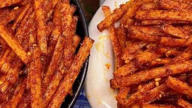 麻麻辣辣的吃起来好香！辣白菜我小时候超爱吃的辣条！还是小时候的味道！#好吃到停不下来 #辣条 #追剧