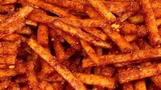 油滋滋的好多料的辣白菜谁还记得啊！！我真的超爱#好吃到停不下来 #辣条 #追剧小零食