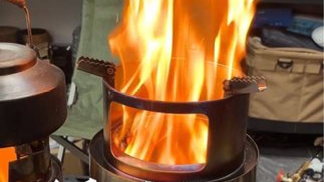 可折叠的柴火炉，户外露营捡点树枝都可以烧水做饭，什么都可以当做燃料#户外露营 #多功能柴火灶 #猛火