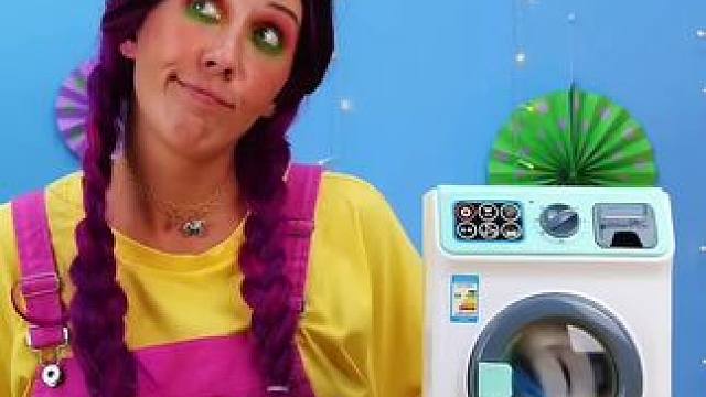 用迷你洗衣机洗衣物，结局让人万万想不到！ #看一遍笑一遍 #意想不到的结局 #老外真会玩儿 #这操作