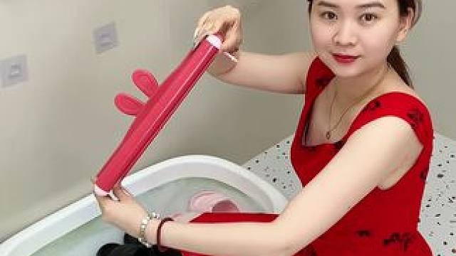 #可伸缩毛巾架  收纳毛巾不占空间，还是个#可伸缩拖鞋架  拖鞋上墙不积水，卫生间干净整洁多了#免打