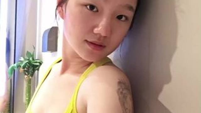 我再也不用频繁的化妆了 因为我已经爱我的所有了 