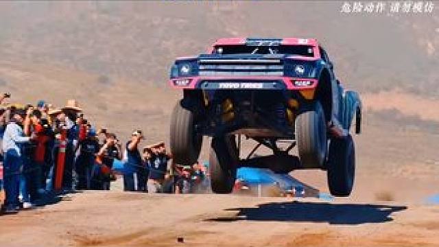 巴哈1000（奖杯卡车）如此魔幻的悬挂，是真正展现技术的时候了，落地绝对不弹第二下。#巴哈1000 