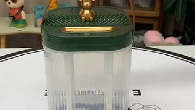 夏天在空调房睡觉，大人孩子鼻子喉咙都干干的，有了这个加湿器就好很多，用起来方便还能当个小夜灯，终于能