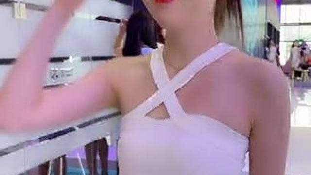 #邻家女孩 #笑容最治愈的女孩 #模特美女 #车模 #街拍美女