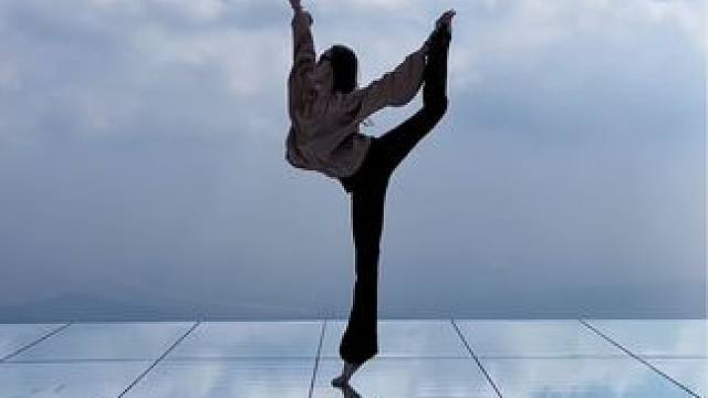 不要去美化那条没有选择的路，
选择没有绝对的对与错，
不要站在现在的角度去批判当时的自己，
人生怎么