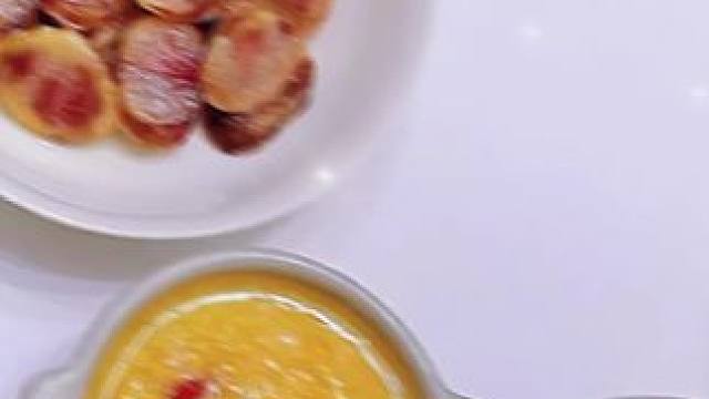 #美食分享 #晚餐这样吃 
一人极简晚餐身体健康就是最大的财富一人食吃什么今晚食谱清蒸腊肠青椒炒豇豆