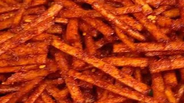 这个是我们童年的辣白菜辣条，一口下去有麻有辣有甜有咸，真的太好吃了！#好吃到停不下来 #童年记忆小零