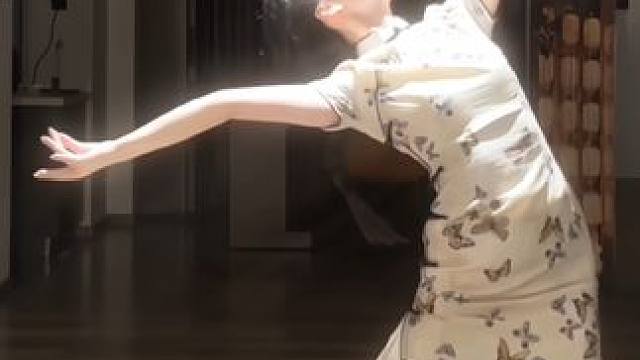 一壶玲珑酒 与你共浇杯#青玉恋 #国风 #旗袍 #旗袍美人