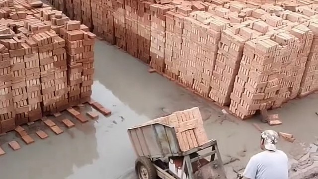 这活又累又热又费力，挣钱太难了