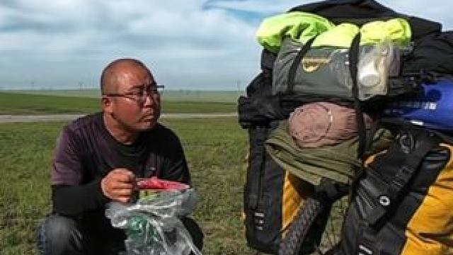 骑着自行车去新疆，沿途风景优美车多路窄，顶着逆风前行#大草原 #骑行vlog #户外露营 #长途骑行