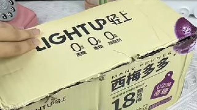 #dou上热门轻上又出一款新品啦还是还是西梅多多酸奶，口感顺滑很难不爱呀，一杯西梅酸奶的膳食纤维相当