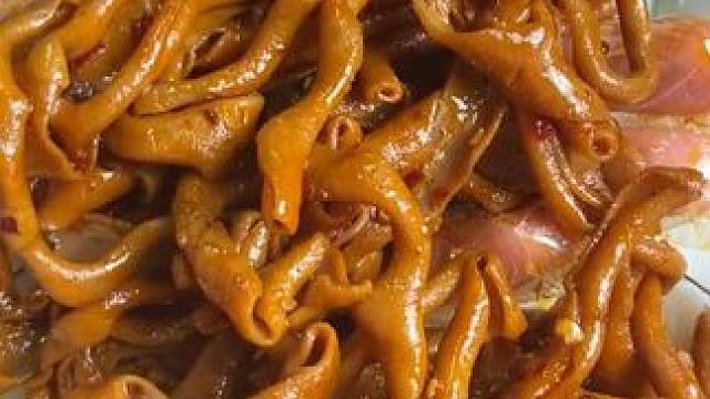 当你晚上嘴巴寂寞的时候，你就知道这个香辣鸭肠是多么的好吃了~#鸭肠 #无辣不欢