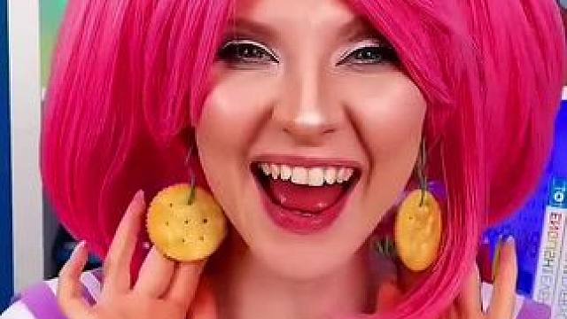 把饼干做成耳坠戴耳朵上，这招数简直太牛了！ #看一遍笑一遍 #意想不到的结局 #这操作都看傻了 #老