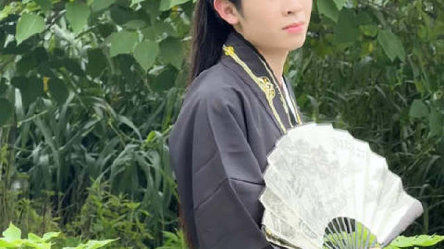 太阳太大睁不开眼睛啦，绝对不是因为眼睛小！