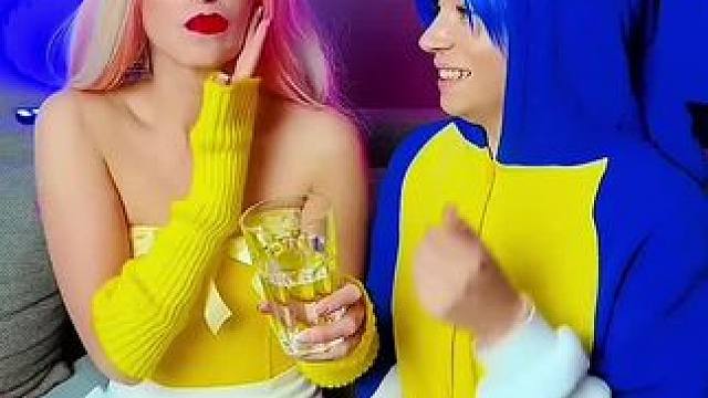 在嘴唇上粘有口红的胶带，这样喝水方便多了！ #看一遍笑一遍 #老外真会玩 #意想不到的结局 #这操作