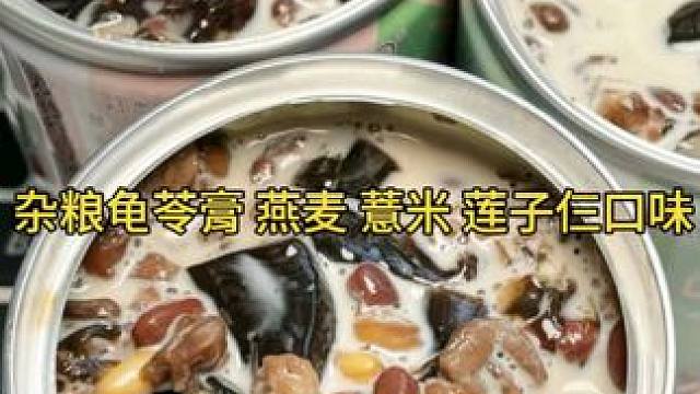 男人不做任何防护措施，直接抱着绳子跳进大海，竟是为了捕捞珍贵的金枪鱼。#金枪鱼 #金枪鱼罐头 #进口