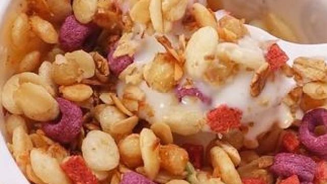 还在愁早餐吃什么的宝子，快试试可以嚼着吃的酸奶，上课上班随手拿一杯，太方便了！#酸奶 #早餐 #懒人