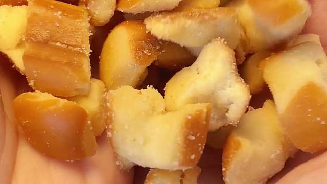 没有人可以拒绝！ 管理期也可以吃的面包干，酥脆不油腻，奶香味十足！#零食 #零食推荐 #追剧 