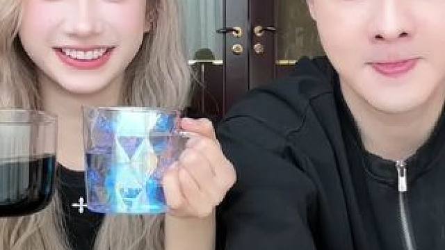 看来她挺喜欢喝凉茶的#情侣日常