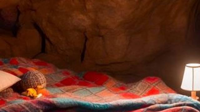 在野外遭遇暴风雪，躲进一个舒适山洞里，伴着巨大风雪声入睡 #白噪音 #助眠声音 #睡眠音乐 #催眠疗