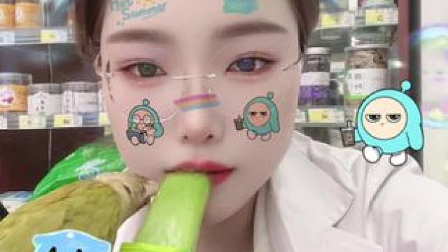 好吃鸡。#手养鹦鹉