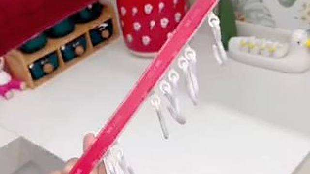 家里厨房小玩意多的，这个滑轨挂钩收纳一定要试试，充分利用空间还很实用#免打孔  #橱柜门挂钩  #连