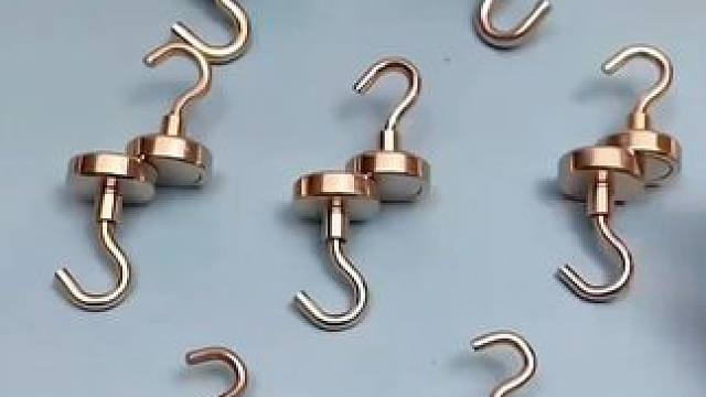 遇铁即吸的强磁挂钩你见过吗？想吸哪里就吸哪里，吸力强不留胶，铁质的地方都能用，挂小物件真的是太方便啦