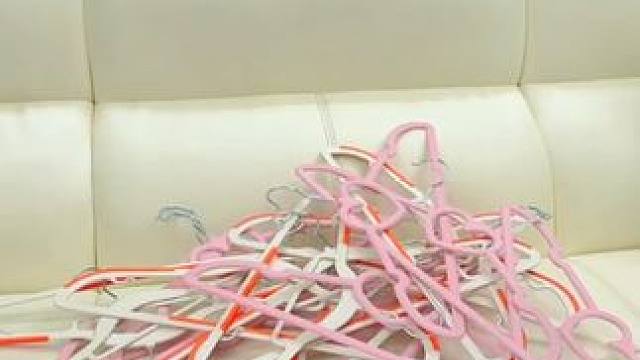 家的衣架乱糟糟，可以装一个这种#衣架收纳架 ，免打孔安装大小衣架都能挂。 #收纳整理  #实用省空间