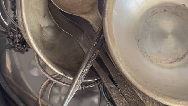 回收银碗 银筷子 银勺子 有钱人吃饭的家伙 纯银回收，旧的银手镯，银项链，银梳子，银餐具，银水杯，银