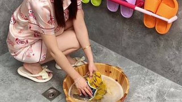 #可伸缩毛巾架  收纳毛巾不占空间，还是个#可伸缩拖鞋架  拖鞋上墙不积水，卫生间干净整洁多了#免打